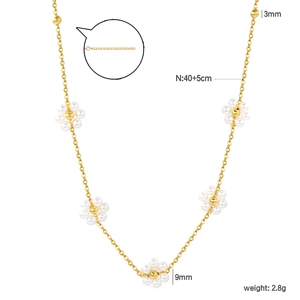 Collier à fleurs en perles dorées avec chaîne ajustable sur fond blanc immaculé
