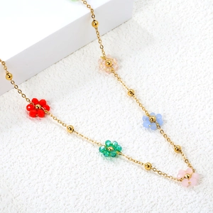 Collier de fleurs perlées colorées avec chaîne en acier inoxydable doré sur fond blanc