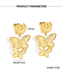 Detailaufnahme goldener Sonnenblumen-Ohrringe mit Schmetterlingsanhängern und Maßen