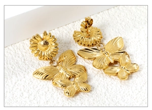 Detail von 18K vergoldeten Edelstahl-Ohrringen mit Gänseblümchen- und Schmetterlingsanhänger