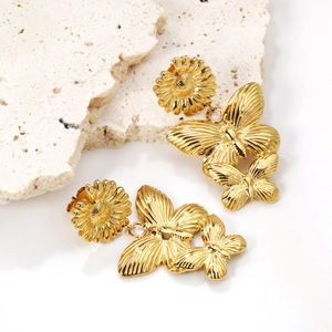 Elegante 18K vergoldete Edelstahl-Ohrringe mit Gänseblümchen und texturierten Schmetterlingen