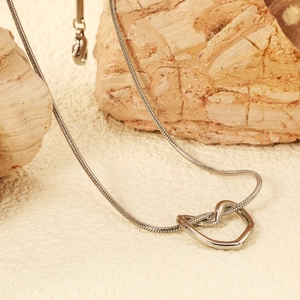 Élégant collier à maille serpent argenté avec pendentif coeur sur pierre naturelle