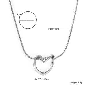Collier avec pendentif coeur évidé plaqué or 18 carats et design torsadé sur fond blanc épuré