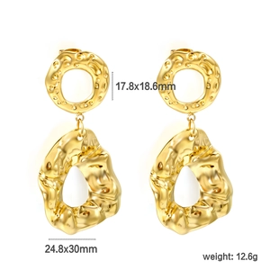 Boucles d'oreilles dorées avec texture martelée et anneaux irréguliers au design moderne