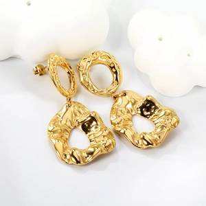 Boucles d'oreilles pendantes dorées à texture de lave et finition métallique froissée