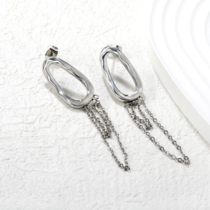 Orecchini pendenti in argento con maglie ovali irregolari e lunghe nappe a catenella