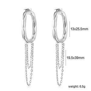 Dettaglio di orecchini a nappa geometrici argento con dimensioni 13x25,5mm e peso 6,5g