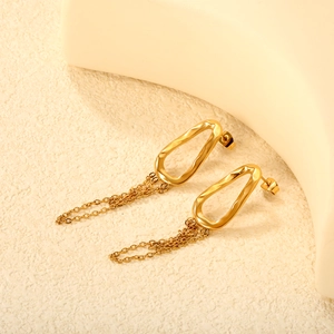 Dettaglio di orecchini in acciaio inossidabile 18K con cerchi ondulati e nappe eleganti