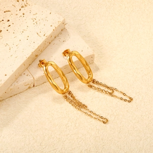 Dettaglio di orecchini in acciaio inossidabile dorato 18K con catene a nappa