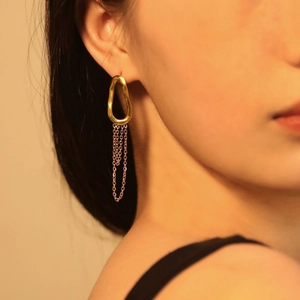 Orecchini a cerchio ondulati in acciaio placcato oro 18K con lunghe catene a nappa