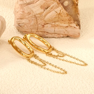 Orecchini a cerchio in acciaio inossidabile placcato oro 18K con eleganti nappe
