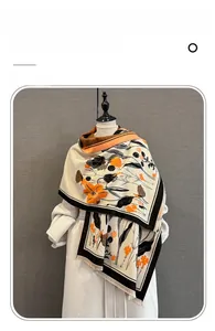 Détail d'une écharpe vintage en imitation cachemire à fleurs orange et bord à franges