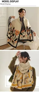 Détails de châles à fleurs avec franges, designs rétro en tons crème et jaune