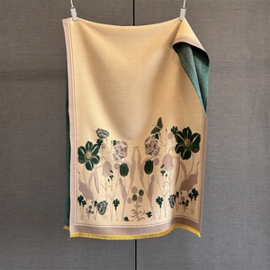 Détail d'une écharpe en tricot vintage avec motif jacquard tulipe et franges jaunes