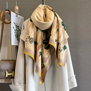 Écharpe florale rétro à pompons jaunes sur manteau en laine blanc, châle épais d'automne
