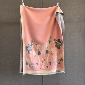 Détail de motifs tulipes et glands sur un châle d'automne épais rose chaud