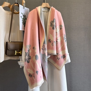 Châle épais à fleurs roses vintage avec franges sur manteau blanc pour l'automne