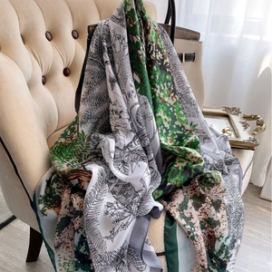 Écharpe en soie aux motifs de forêt pour femme, présentée sur un fauteuil de style vintage