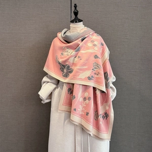 Détail du motif floral vintage et des franges sur cette écharpe pashmina chaude