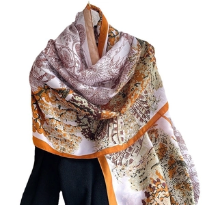 Élégant foulard en soie à imprimé floral blanc et orange avec motif d'arbre naturel