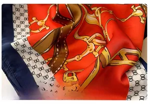 Détail d'un foulard en soie avec motif chaîne et coutures raffinées sur les bords