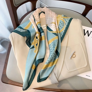 Elegante zijden sjaal met geometrisch patroon en hartjes op een beige blazer