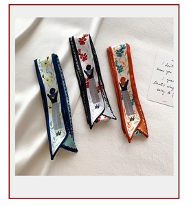 Détail de trois foulards en soie de style français avec imprimés floraux et silhouettes