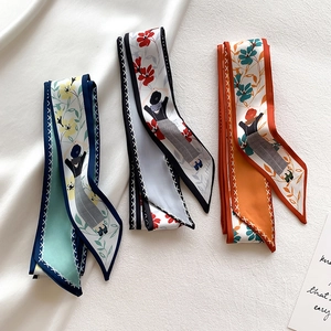 Détail macro de foulards en soie au style français avec motifs floraux vintage et texture lisse