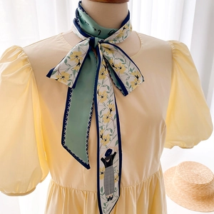 Foulard twilly en soie à imprimé floral français porté comme un bandana chic pour femmes