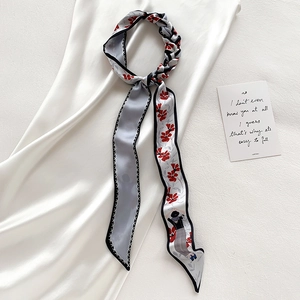 Foulard cheveux en soie grise à fleurs de style français sur tissu en satin blanc chic