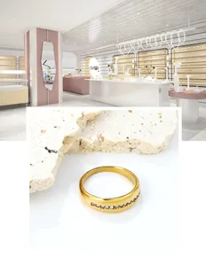 Vue détaillée d'une bague en acier inoxydable plaqué or 18 carats avec pavé de zircons
