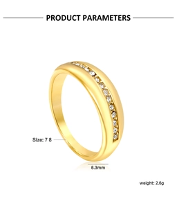 Détail de la bague plaquée or 18 carats avec zircons blancs et largeur de 6,3 mm