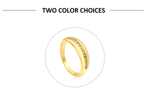 Détail macro d'une bague en acier plaqué or 18K avec sertissage micro-pavé de zircons