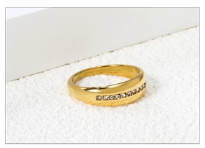 Détail d'une bague en acier inoxydable plaqué or 18 carats avec une rangée de zircons