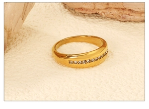 Vue macro de la bague en acier inoxydable plaqué or 18K avec cristaux pavés