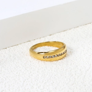 Bague minimaliste en acier inoxydable plaqué or 18K avec zircons ronds sertis