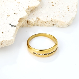 Bague en acier inoxydable plaqué or 18 carats avec une rangée de zircons blancs étincelants