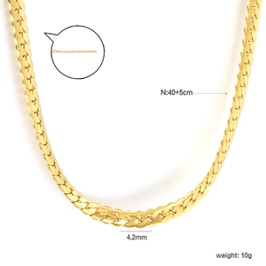 Detail view of 4.2mm flat gold curb chain with 40+5cm length and lobster clasp