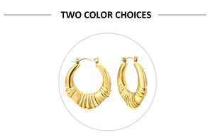 Vue détaillée de boucles d'oreilles créoles dorées avec texture de style croissant chic