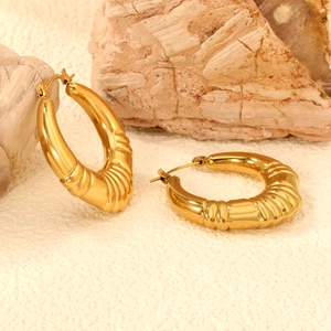 Créoles Nervurées En Acier Inoxydable Plaqué Or Design Croissant Épais Rond Bijoux De Mode Pour Femmes