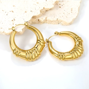 Boucles d'oreilles créoles dorées épaisses à rayures avec design croissant vintage