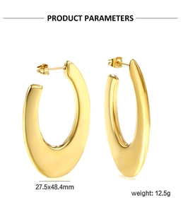Nahaufnahme der goldenen U-förmigen Creolen mit Maßen von 27,5 x 48,4 mm