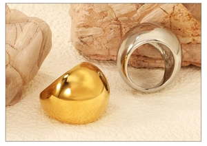 Bagues larges bombées or et argent poli sur pierres naturelles avec finition miroir