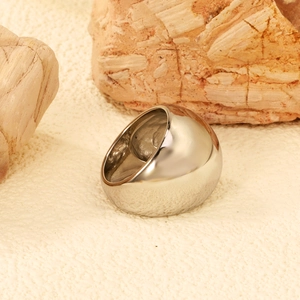 Bague dôme en acier inoxydable argenté poli avec un design épais et minimaliste
