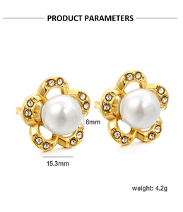 Detail view of pearl flower stud earrings with dimensions 15.3mm and weight 4.2g