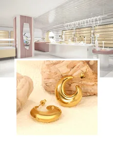 Makro-Detail von dicken goldenen Creolen im Croissant-Stil mit Spiegelglanz-Oberfläche