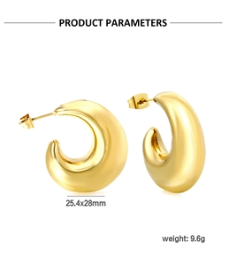 Detailansicht goldener C-förmiger Ohrringe mit Maßen 25,4x28mm und Gewichtsangaben im Bild