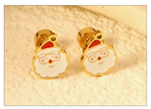 Detailopname van vergulde Kerstman oorknopjes met kleurrijke emaille afwerking