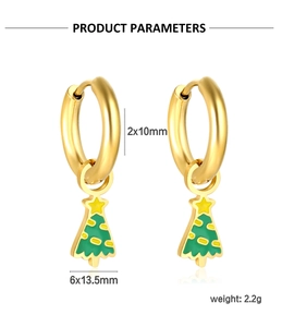Vue détaillée des boucles d'oreilles sapin de Noël en or avec émail vert et étoile