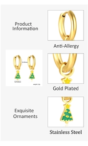 Vue détaillée de boucles d'oreilles sapin de Noël en acier inoxydable doré avec étoile